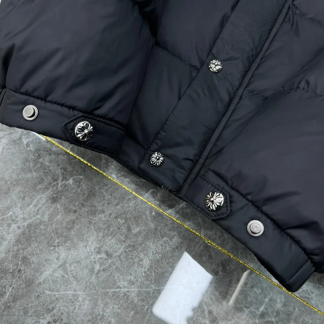 P716 Chrome Hearts ❄️Winter Down Jacket Series❄️ Chrome Hearts Sanskrit Embroidery Series Hooded Down Jacket is on sale at the counter at the same time❤The hood is removable❤️Reversible. The best Guangzhou Inspection National Standard 90 down jacket on the market! ! The world’s highest fluffiness of 900D! ! High standard and sufficient down filling! ! Windproof and waterproof special custom-made fabric on the outside High-grade matte liner lining on the inside to prevent linting Original hardware molding Tajima machine leather embroidery process Can be worn casually or formally